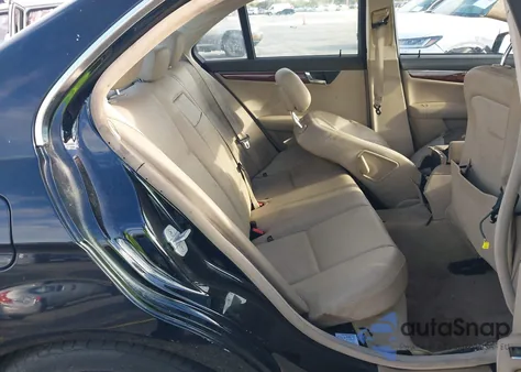 2011 Mercedes-Benz C 300 Luxury/Sport из США, поврежденный, VIN WDDGF5EB6BA525023